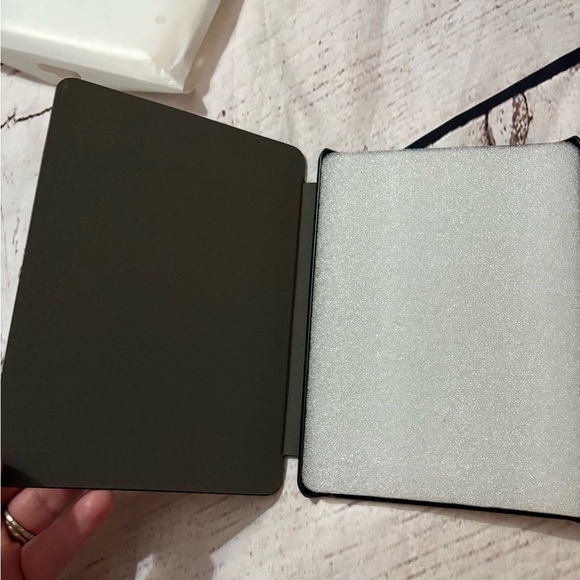Brand new kindle paper white case - Picture 1 of 3